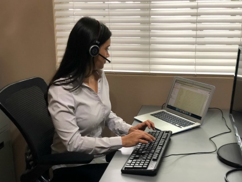 Gaby trabajando en su oficina con su computadora como asistente virtual de virtualpro24