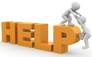 La palabra "Help" con dos personas ayudándose a escalar la palabra